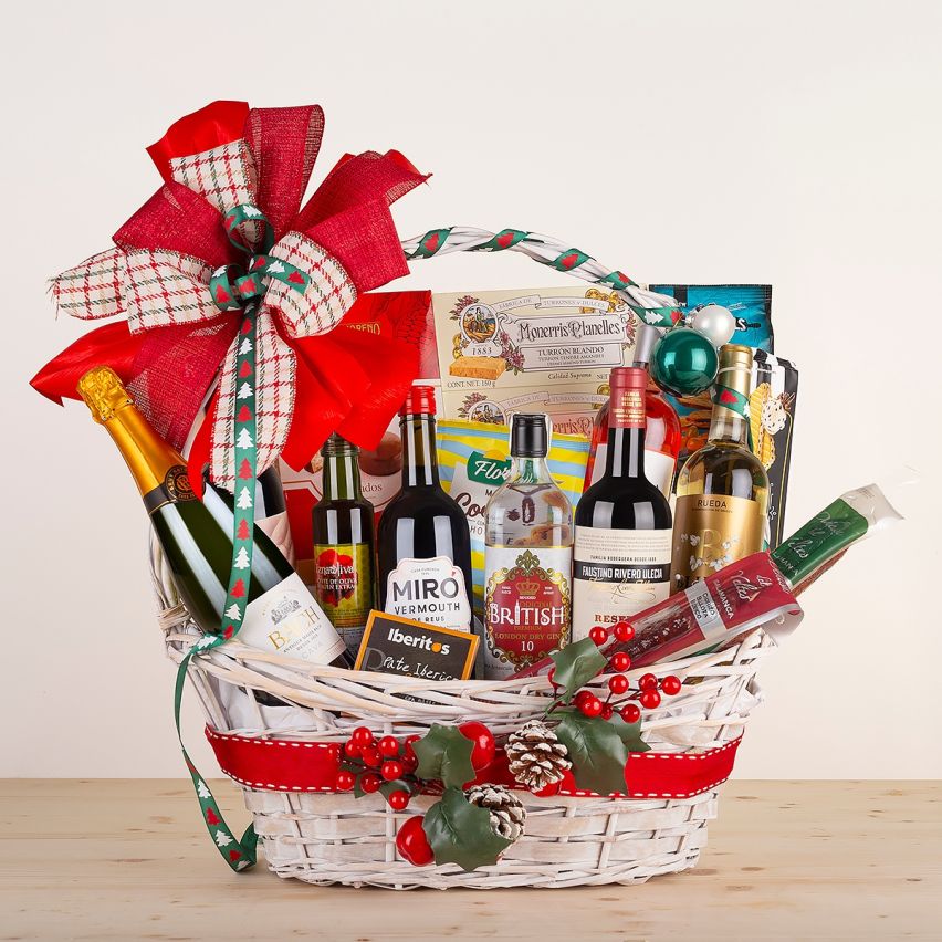 Cesta de Navidad de mimbre para regalar con embutidos, cava, ginebra, vino, turrón...