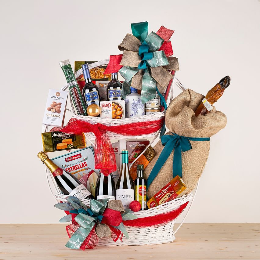 Cesta de Navidad de mimbre con surtido de vinos
