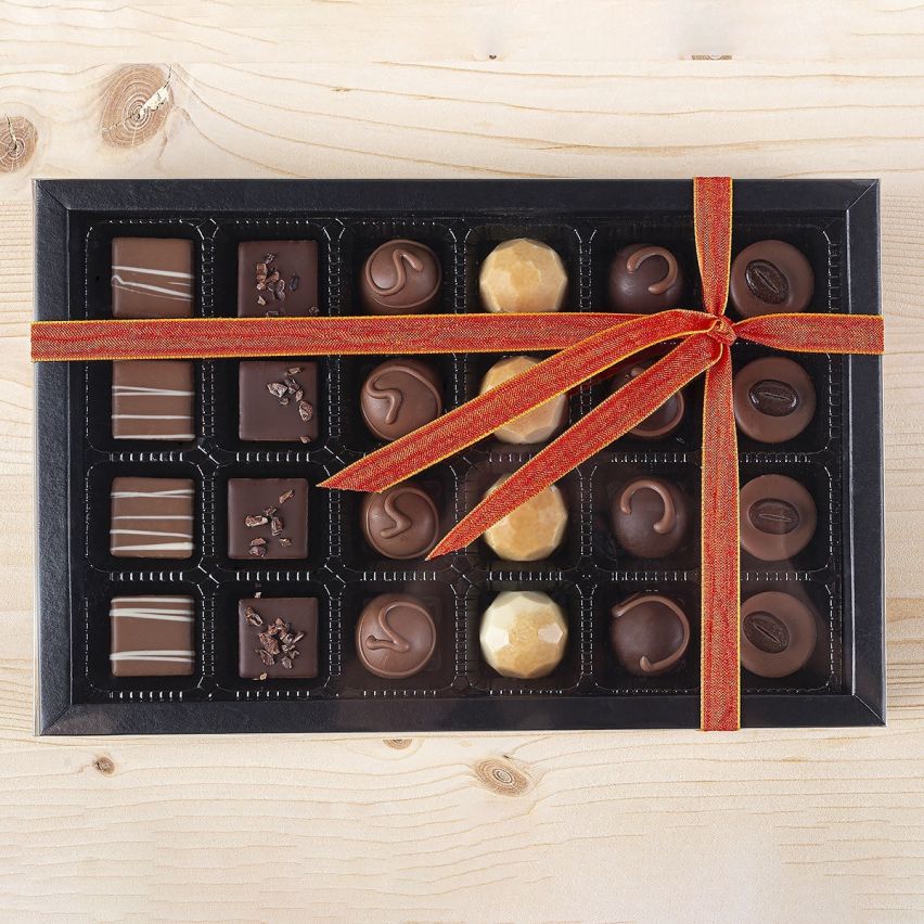 CAJA REGALO PERSONALIZADA CON CHOCOLATES DE NAVIDAD, TURRÓN Y BOMBONES