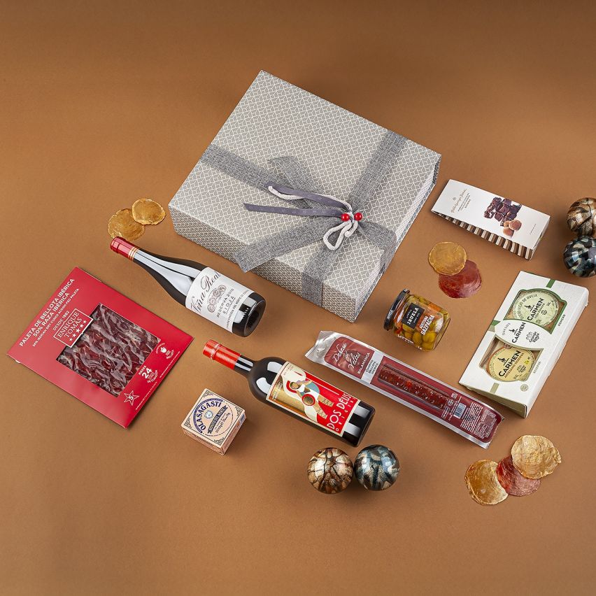 Delibox 6 con Paleta de Bellota Enrique Tomás, Vermut y Quesos Carmen