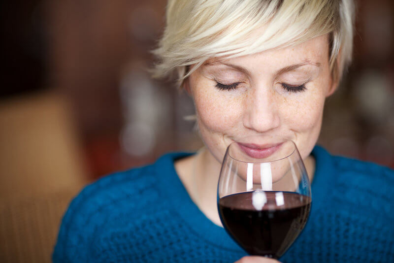¿Por qué beber una copa de vino al día se dice que es bueno para la salud?